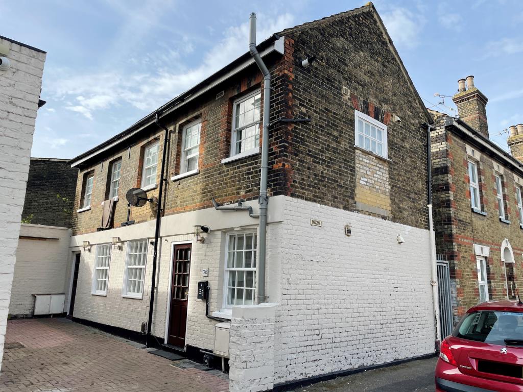 Lot: 32 - RESIDENTIAL INVESTMENT WITH VACANT GROUND FLOOR -